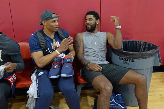 战皇马赛前阿诺德壁画被破坏，旁边写着“叛徒”和“再见”（战皇马前，阿诺德壁画被毁，旁留“叛徒”“再见”字样）