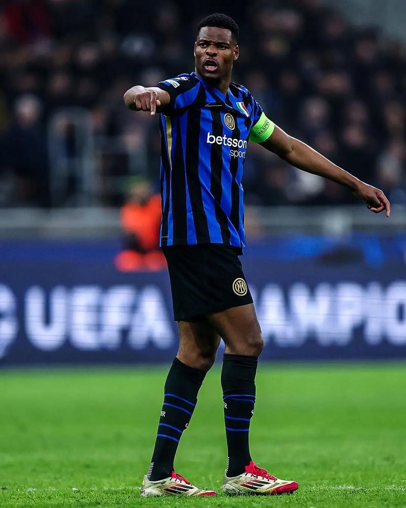 阿隆索在皇家马德里时间已经不多齐达内和阿尔韦罗亚正等着他上场