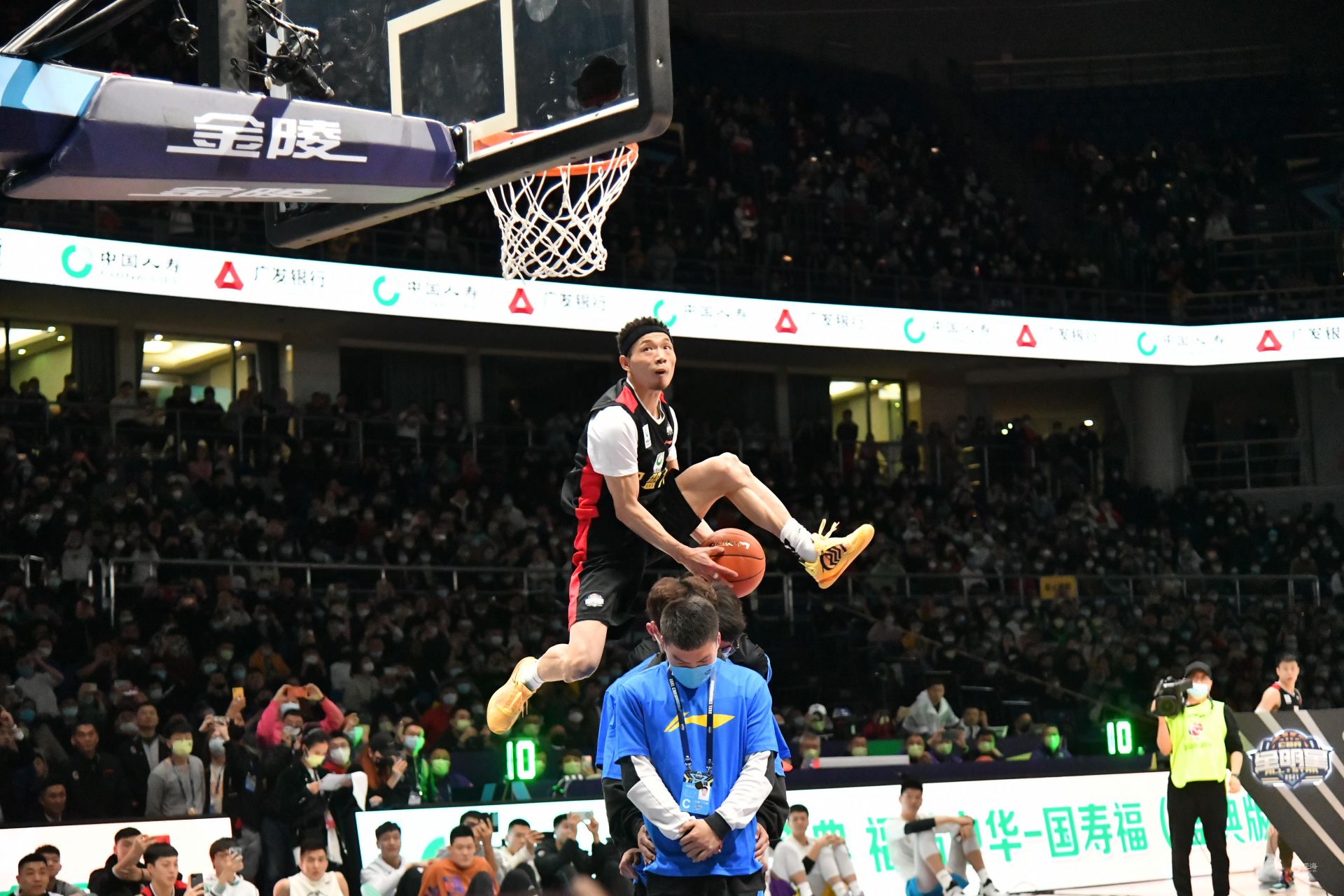 博主：李昂基本确定去英博；海港后防可能还有国脚级球员离队（博主称李昂基本将赴英博，海港后防或再有国脚级球员出走）