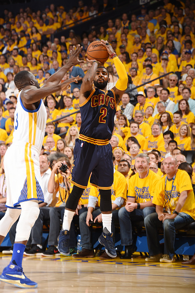 詹姆斯篮板抢断关键时刻锁定胜局（詹姆斯关键篮板与抢断，一举锁定胜利）