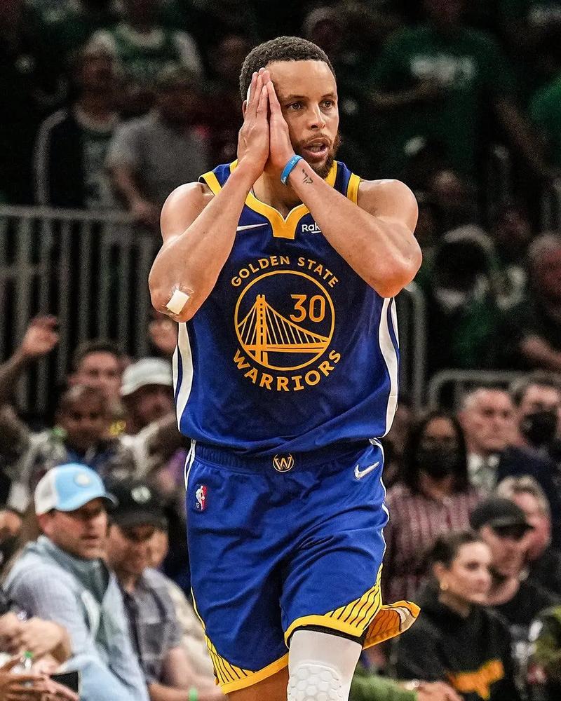 拉卡泽特回到酋长球场，观看并解说枪手对阵拜仁的比赛（拉卡泽特重返酋长球场，现场观战并解说阿森纳对阵拜仁）